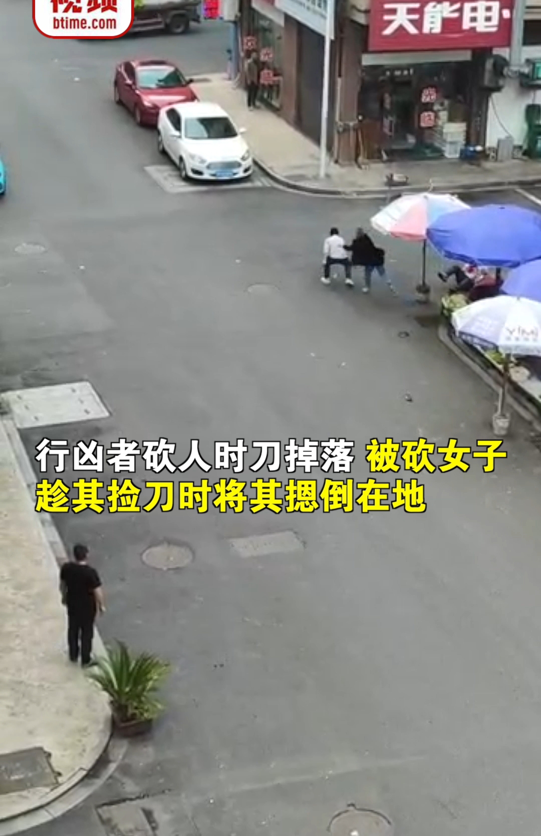 男子持刀追砍伤人 警方：因倒车打架