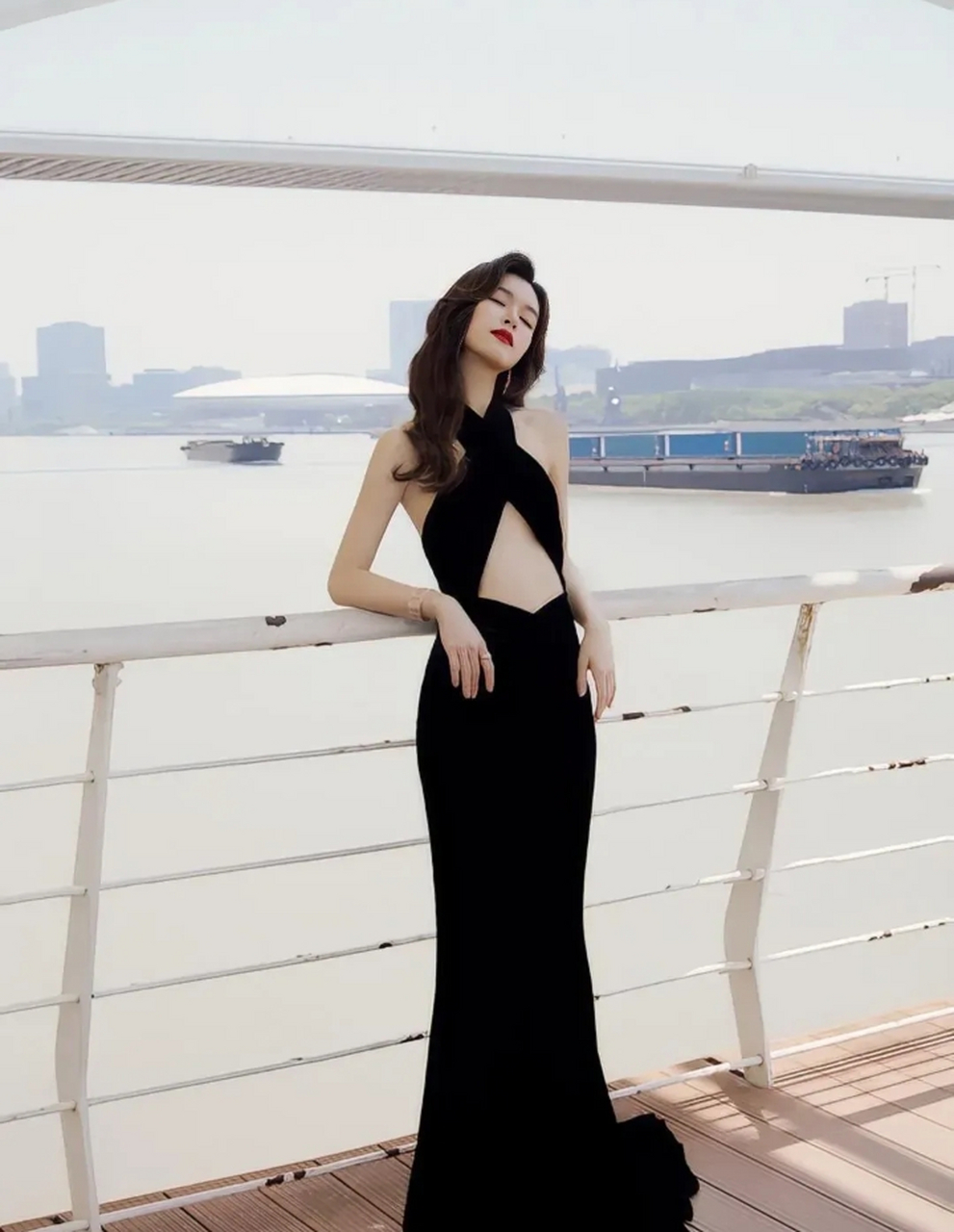 文咏珊一袭修身黑色交叉挂脖露背性感裙 文咏珊微博电影之夜造型大片