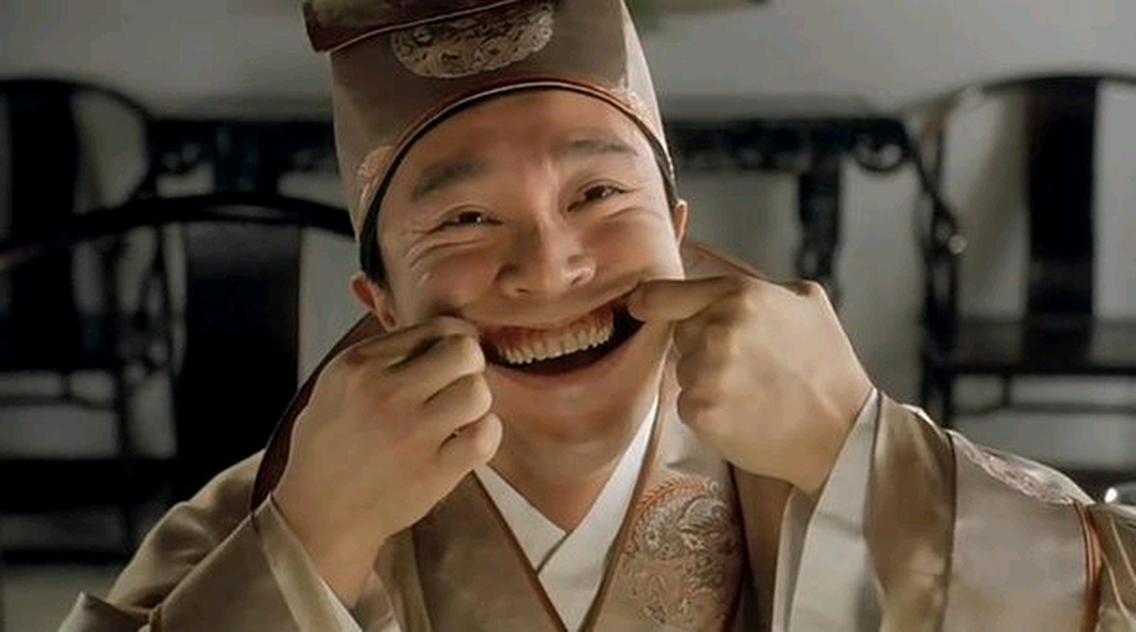 星爷不亏是喜剧之王,笑起来都非常有风度