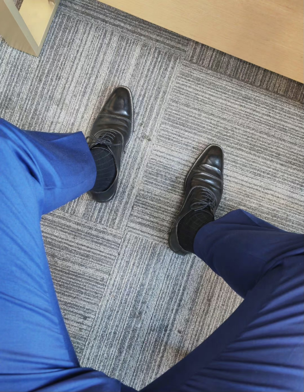 正装男士日常穿搭,还是不能有肚子,坐下来扣子老是崩开.