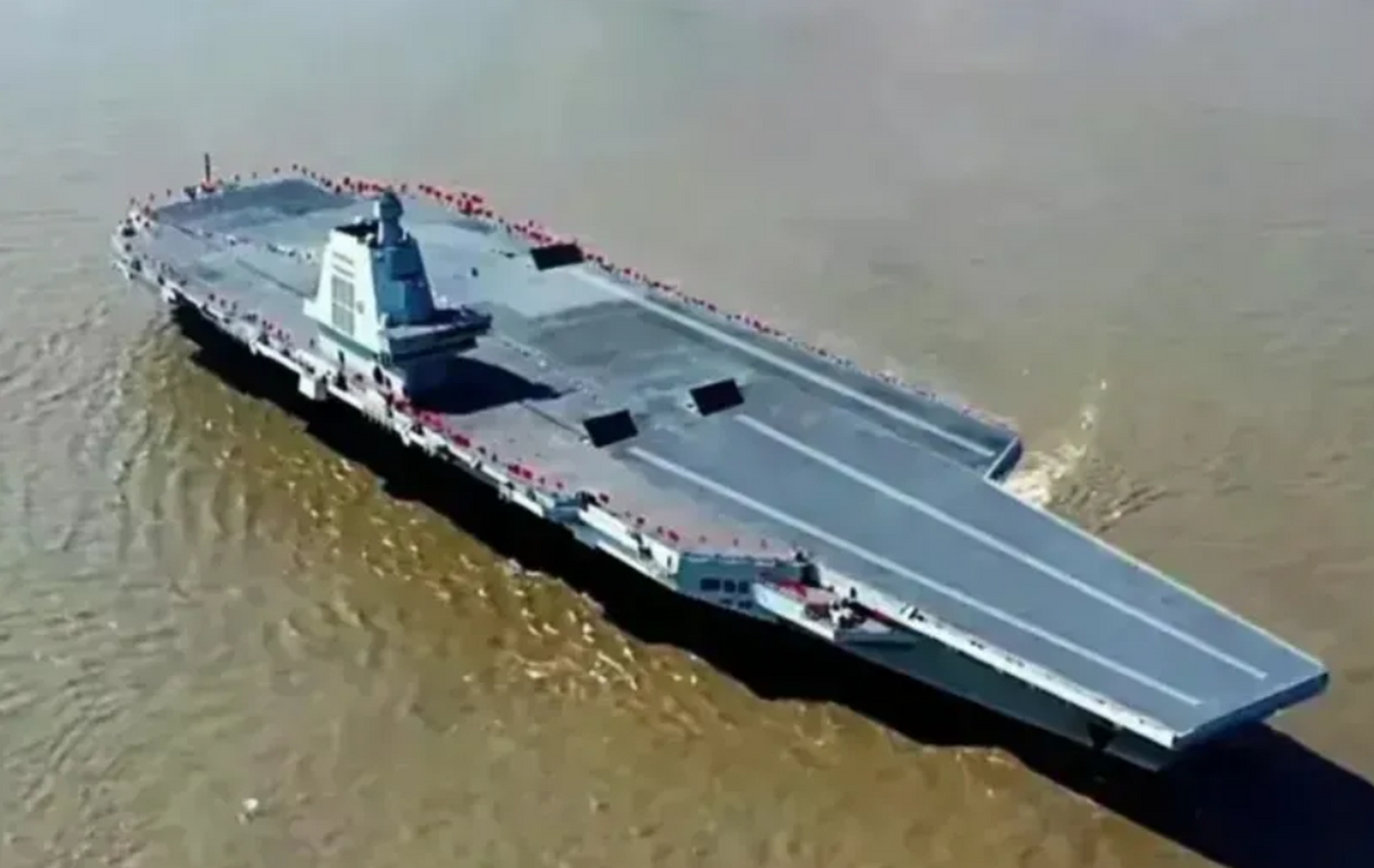 国产003号航母福建舰上的三个电磁弹射器棚子已经全部拆光了,看来海试