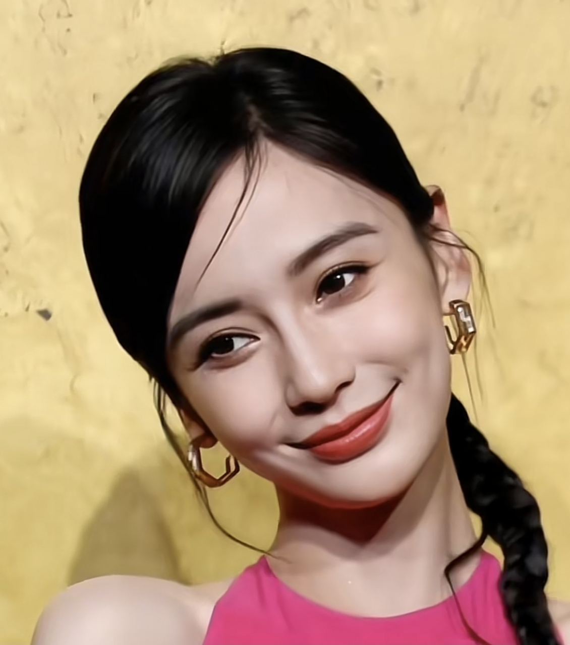 angelababy甜酷玫红挂脖吊带裙造型,一如既往的好看,不过笑起来可以