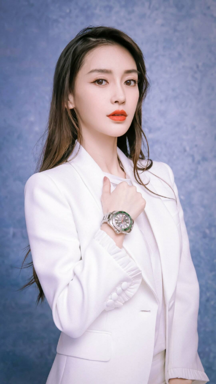 angelababy穿比基尼跳海# 网友发出baby穿比基尼跳海状态.