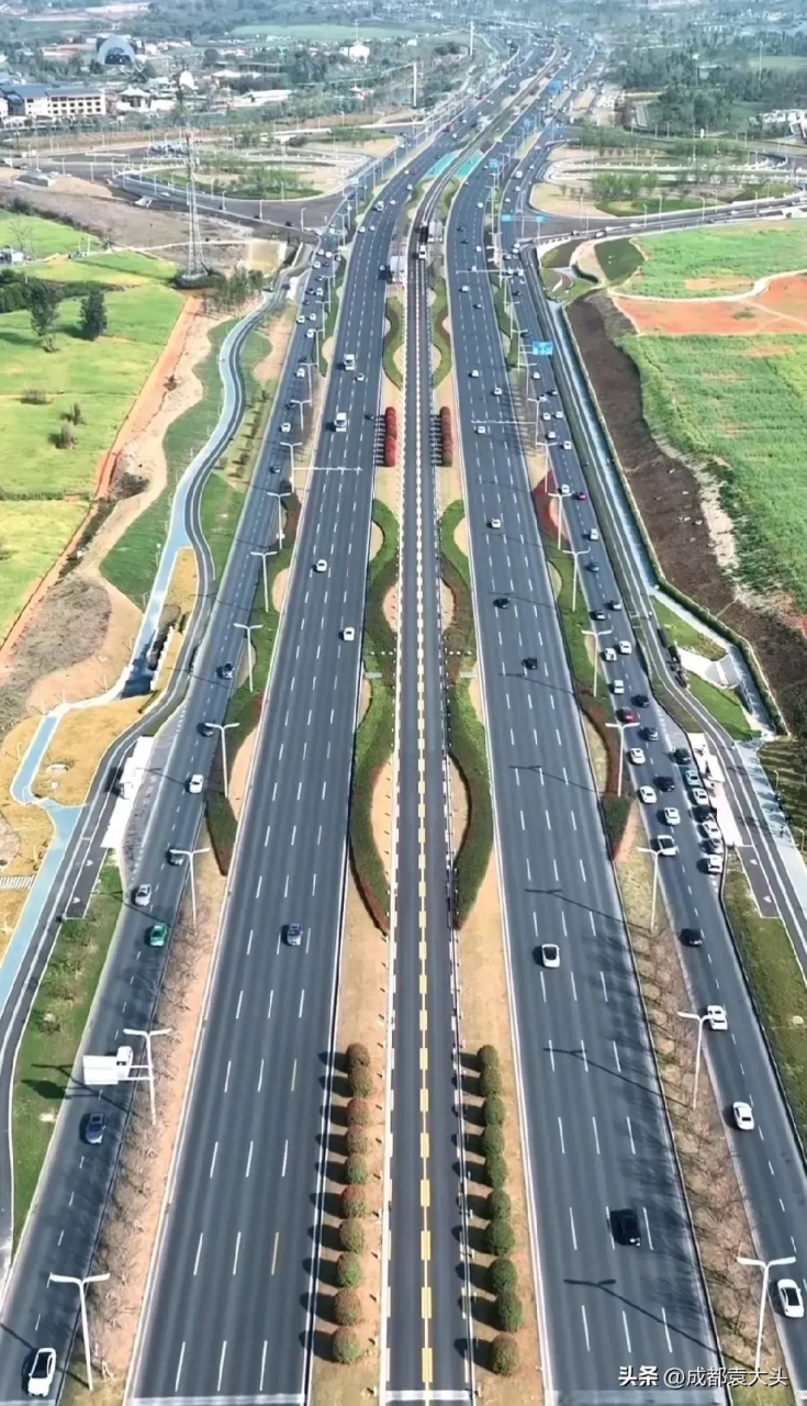 成都的蜀都大道,从这个视角看有没有把你震撼到?