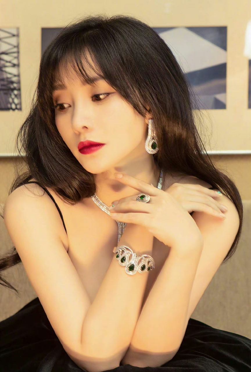 柳岩# 一袭黑色深v礼裙,白皙水嫩的肌肤,丰腴傲人的酥胸,性感火辣