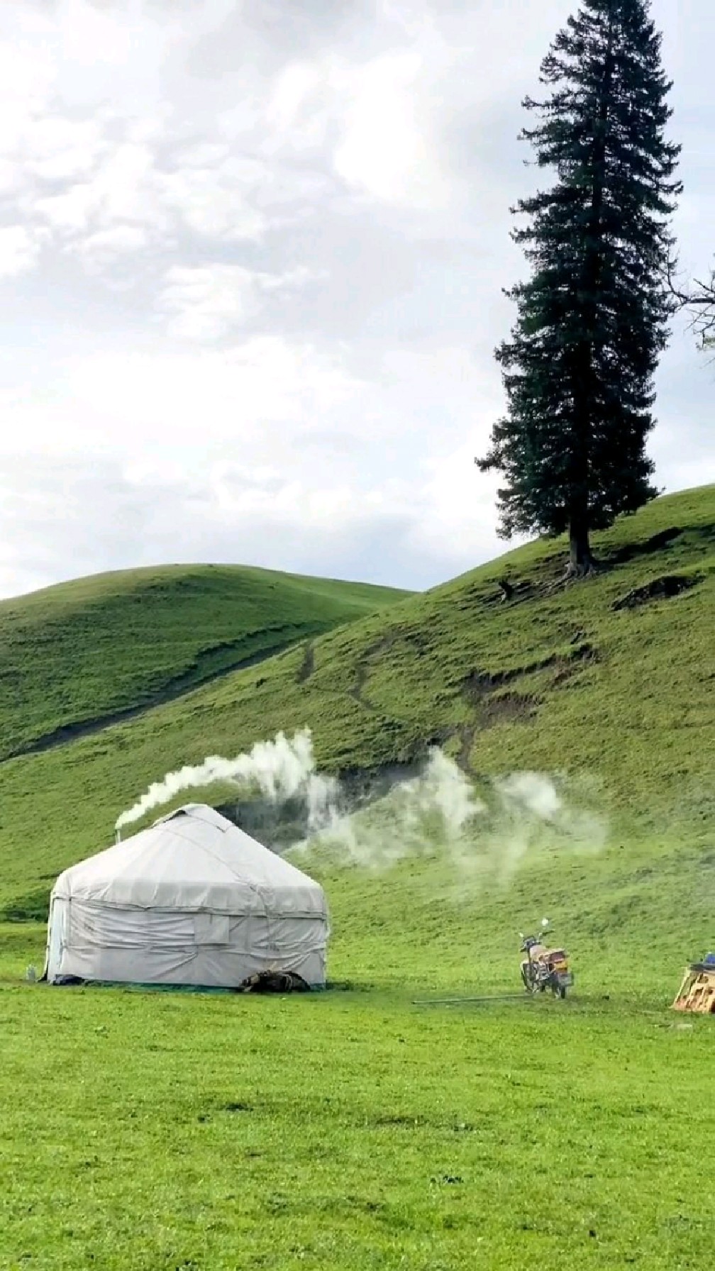 那拉提大草原蒙古包图片