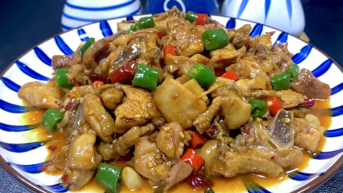 鸡肉直接下锅就是大错，多加一个步骤，鲜香滑嫩不腥也不柴，美味