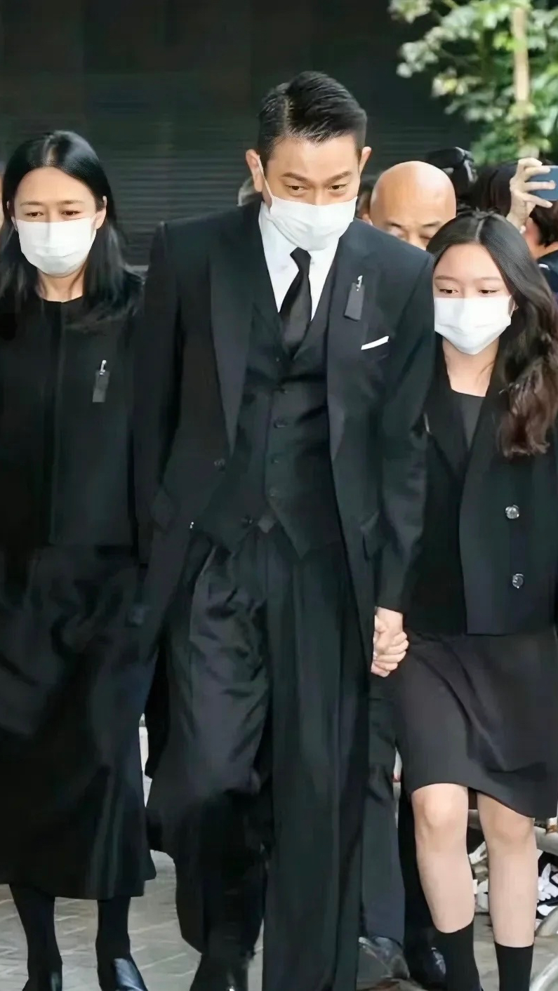 刘德华一家三口在父亲葬礼上首次公开同框,妻子朱丽倩