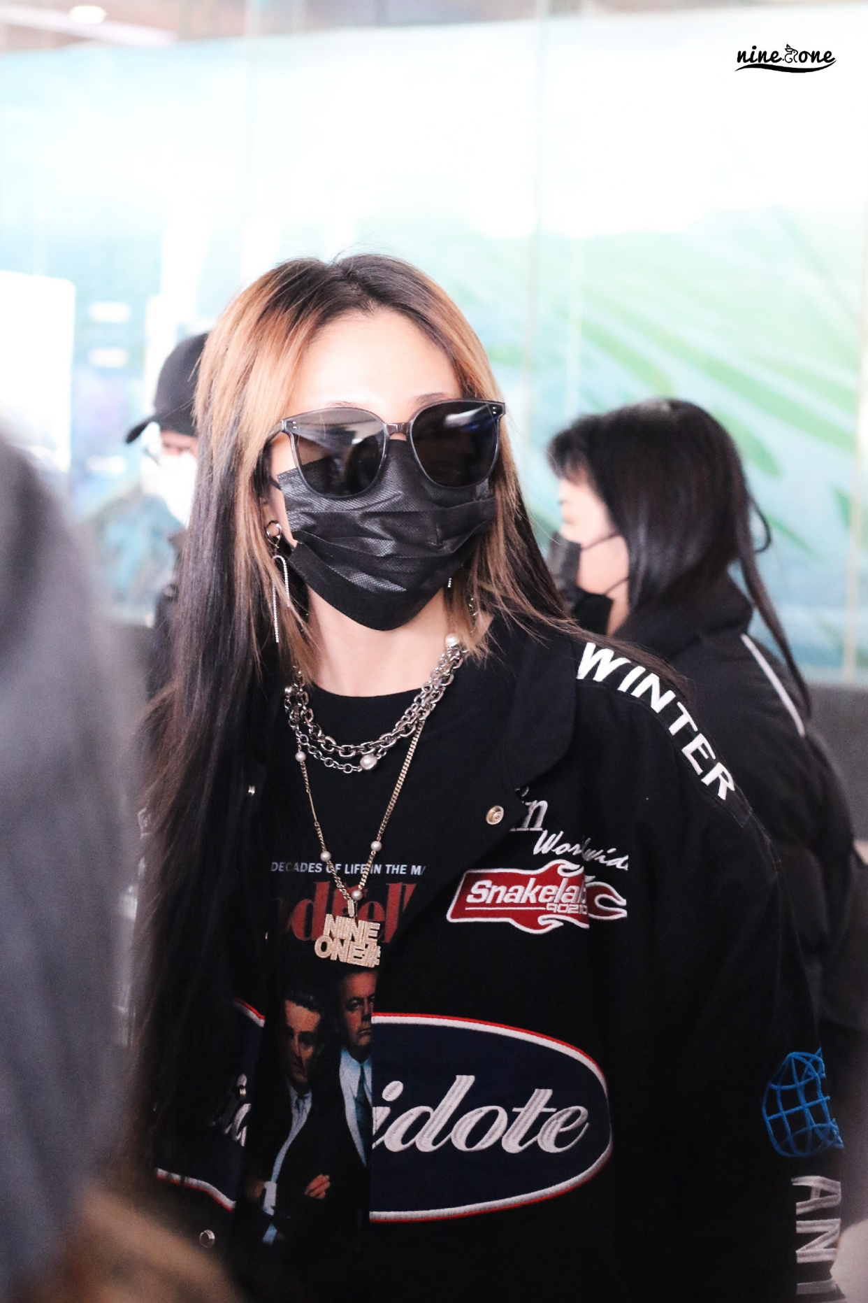 乃万机场look更新,手提老花托特包,气场在线