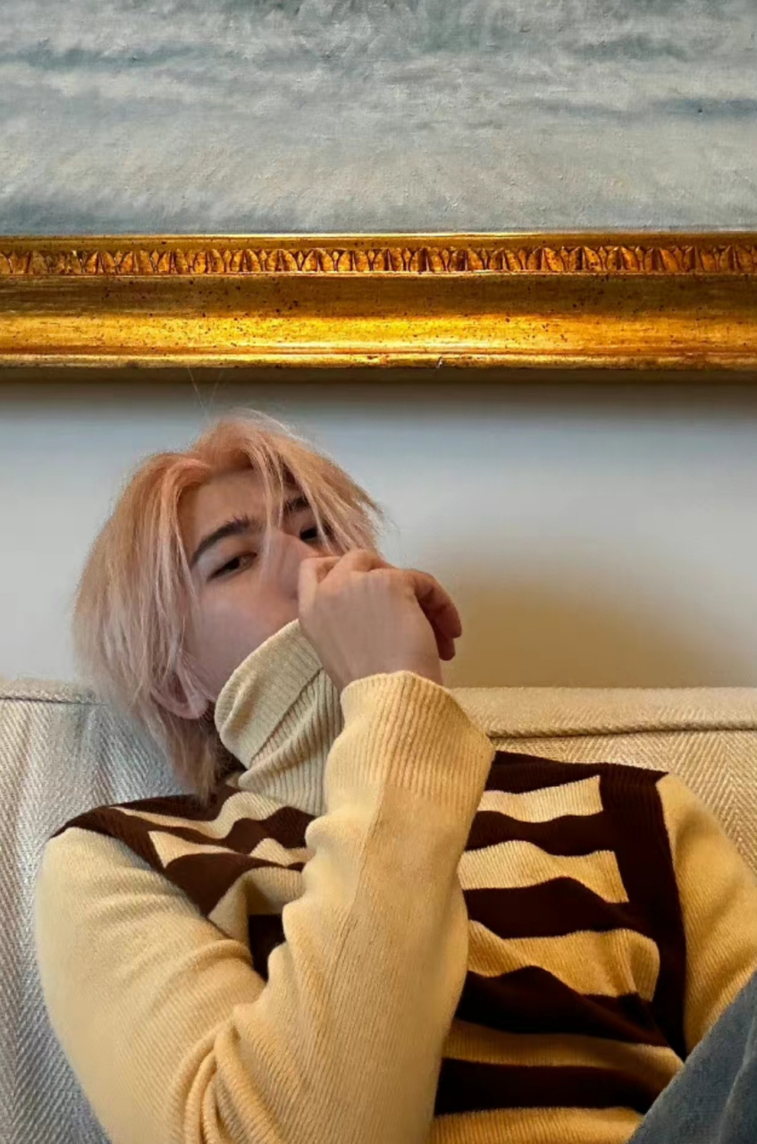 蔡徐坤晒时装周活动自拍,条纹毛衣好像蜜蜂,头发颜色太时尚了,如果换