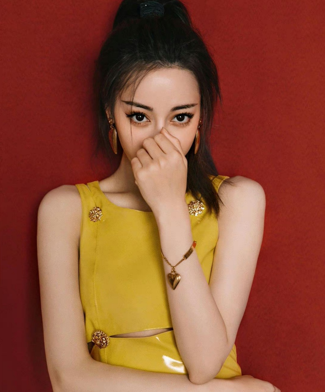 酸甜可口的柠檬女孩#迪丽热巴# ,一袭黄色小皮裙,清