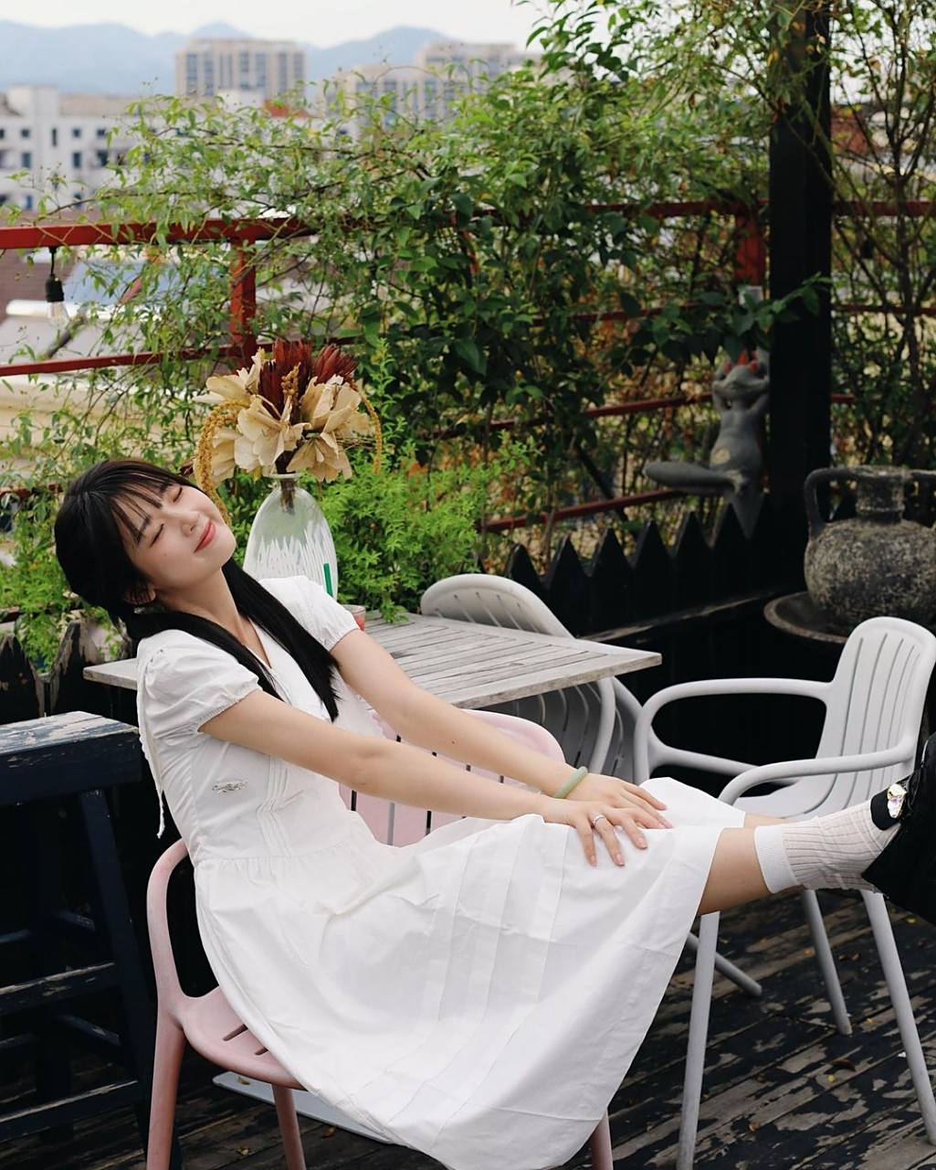 张淼怡身着白色连衣裙,有点公主风. 扎了两个马尾辫,可爱的活力少女. 