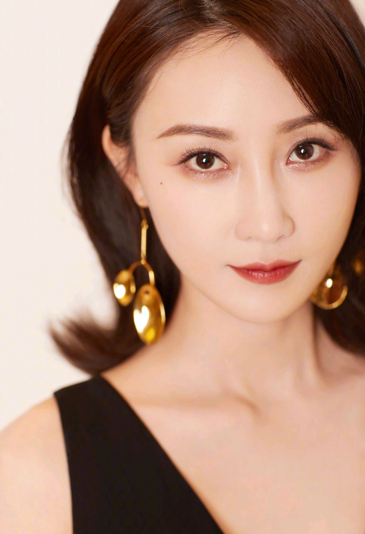 林鹏写真美图:美丽大方,成熟知性