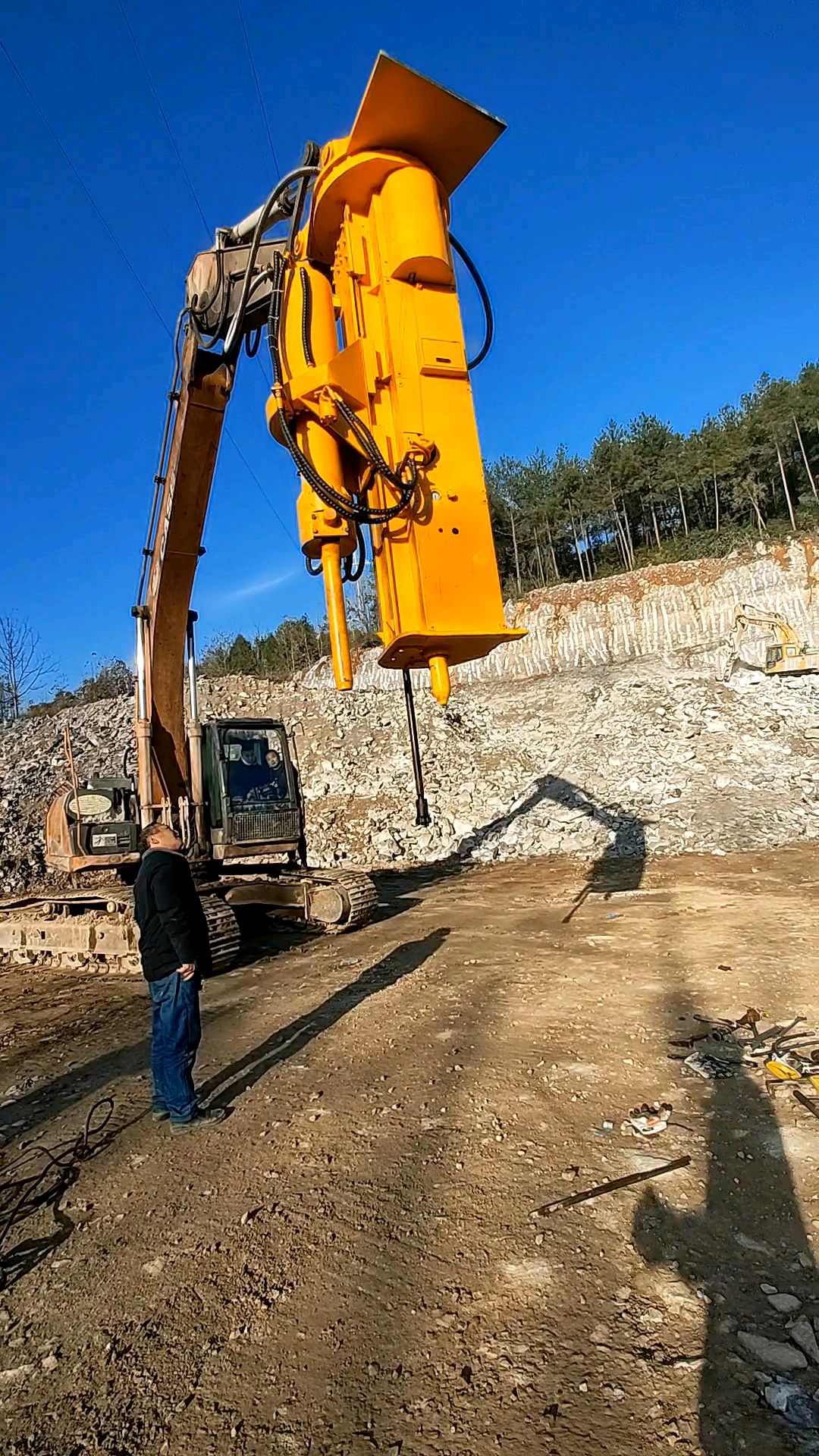 岩石劈裂機礦山採石挖改鑽孔劈裂一體機