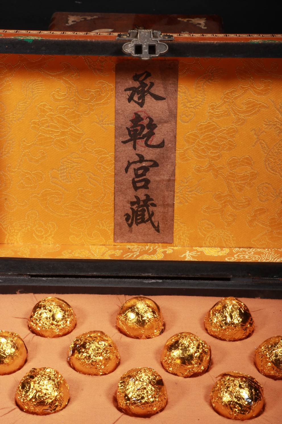 清代宫廷御赐安宫牛黄丸一盒,共10粒,带金箔