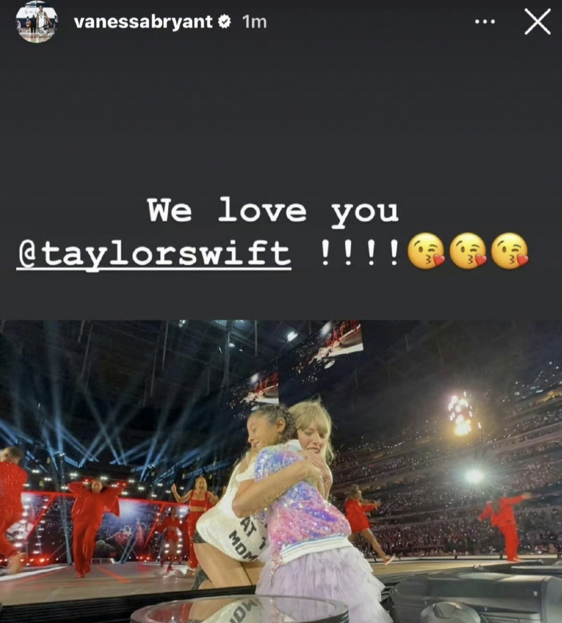 霉霉拥抱科比小女儿