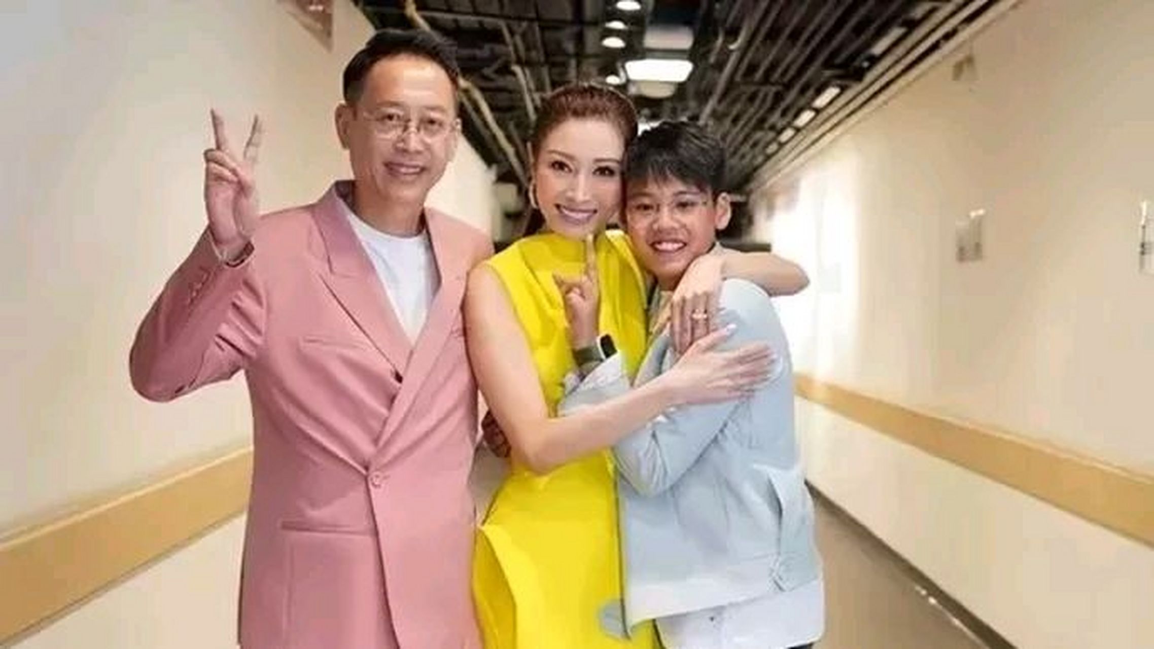 李嘉欣儿子# #李嘉欣儿子近照