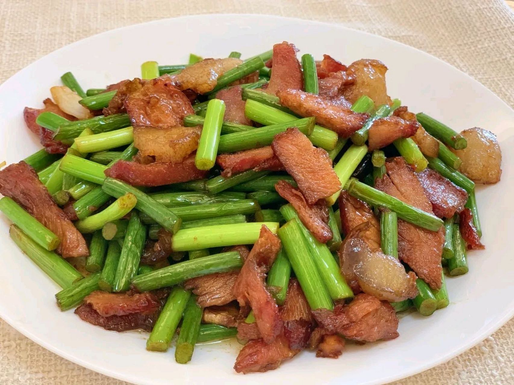 腊肉炒蒜苔,一道家常菜,口味鲜美,做法简单,是许多人喜欢的一道下饭菜