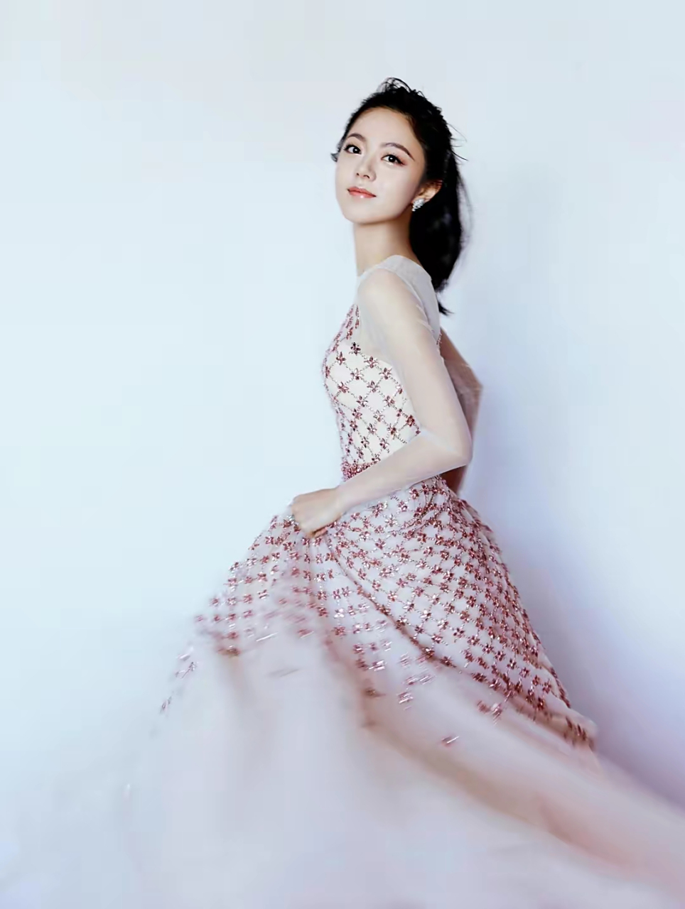 网友:新晋"国民闺女"赵今麦,粉色连身公主裙阳光写真,身材真好