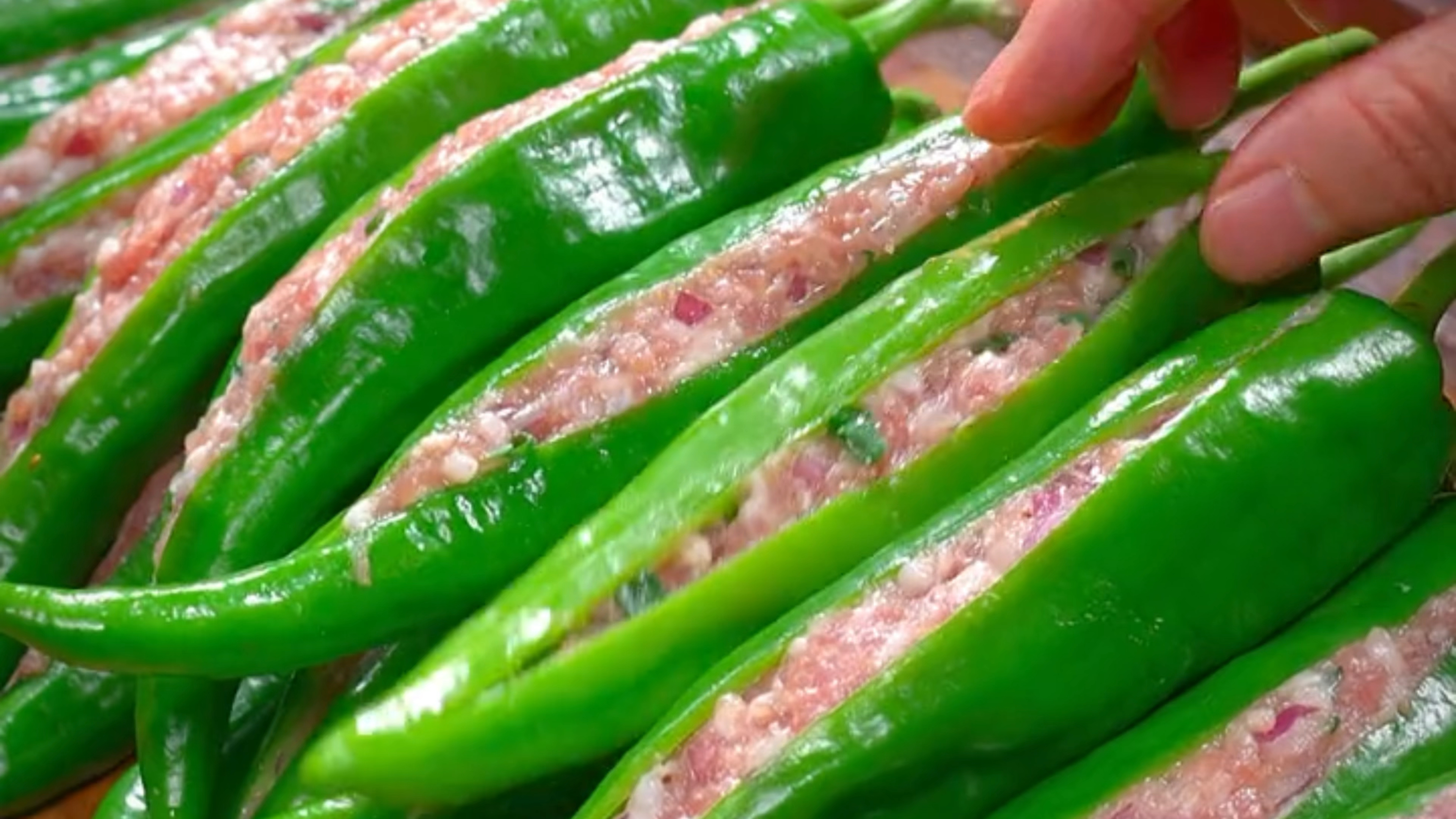 这个客家酿辣椒,被韩国人学了回去,不排队都吃不到