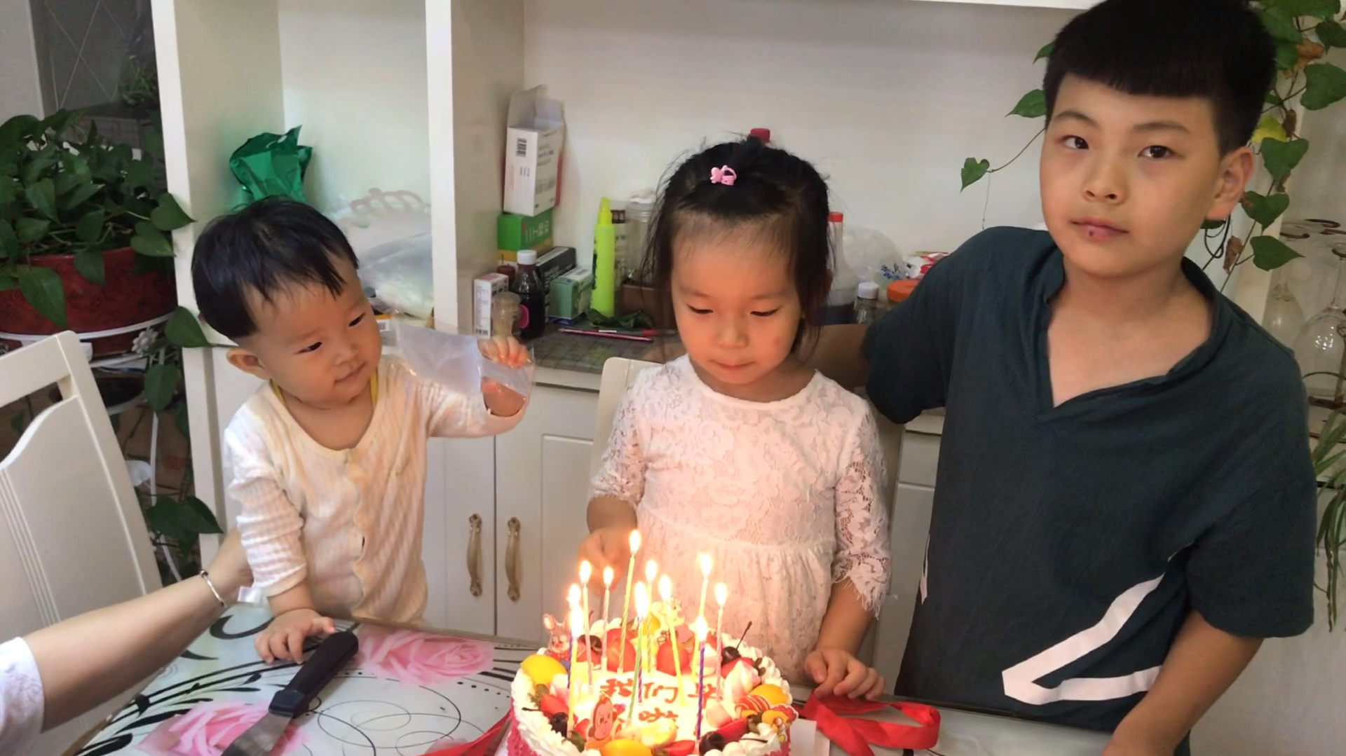 闺女幼儿园毕业了,做蛋糕庆祝一下,看看这吃相!