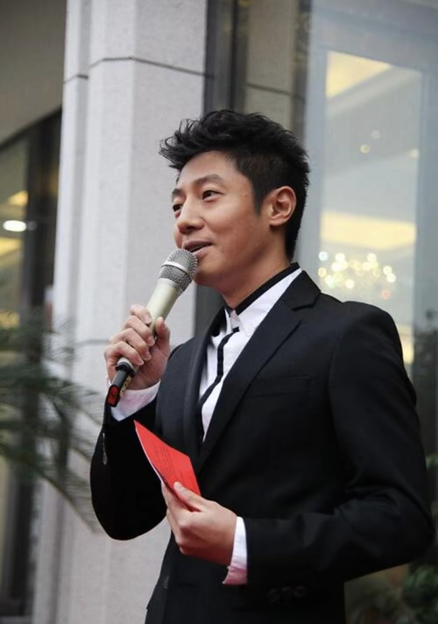 撒贝宁会唱歌会主持,会打篮球会跳舞,长得帅,情商又高,所以上帝到底给