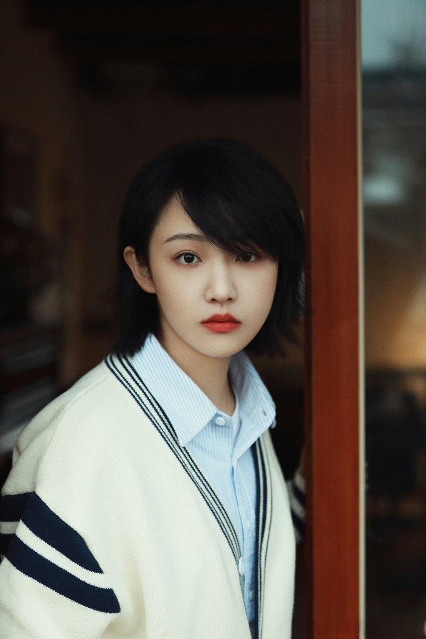 吴佳怡短发也很美