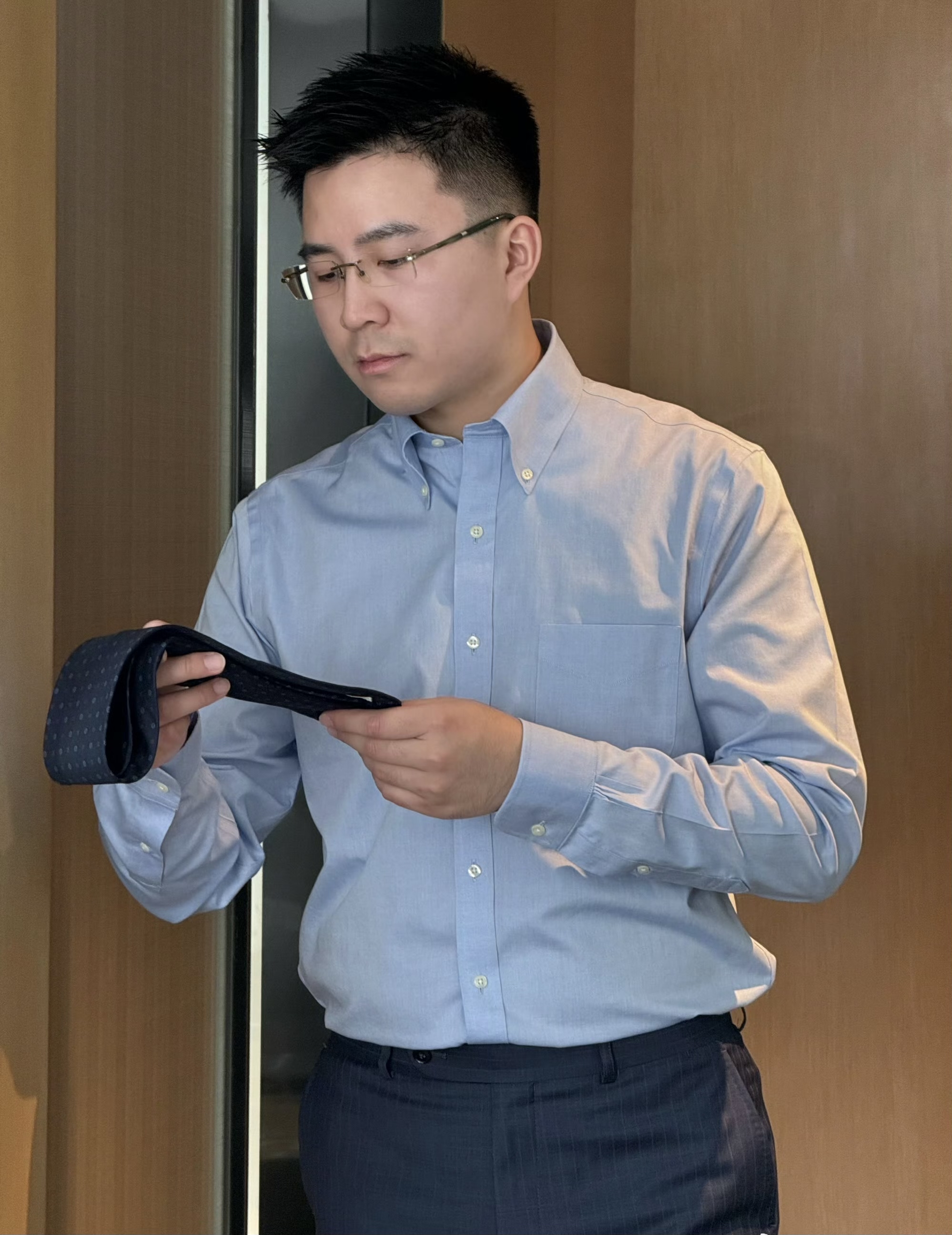 戴眼镜的男人穿正装真的好看,斯文有内涵.#时尚穿搭# #正装# #帅哥