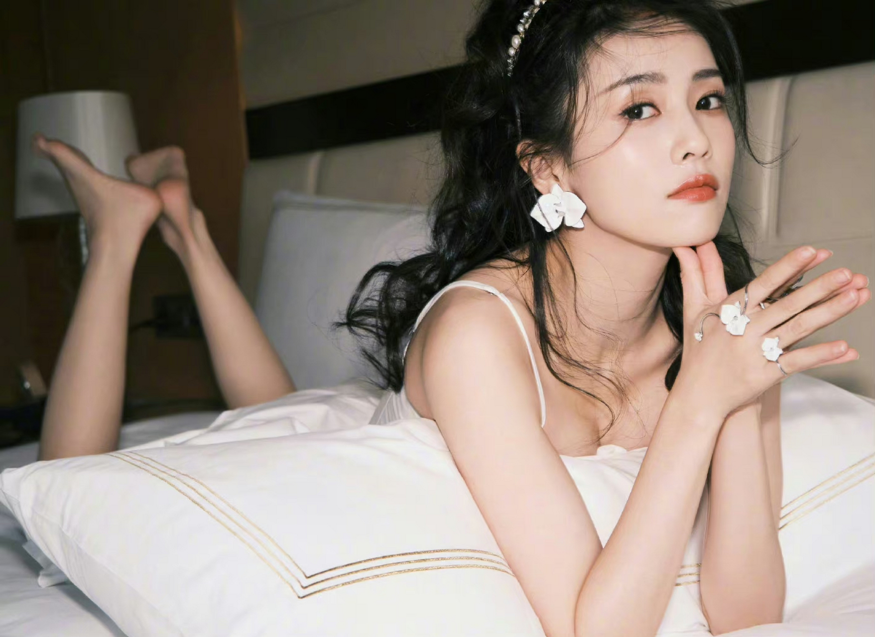 白鹿# 纯美写真光脚丫站在白床单上