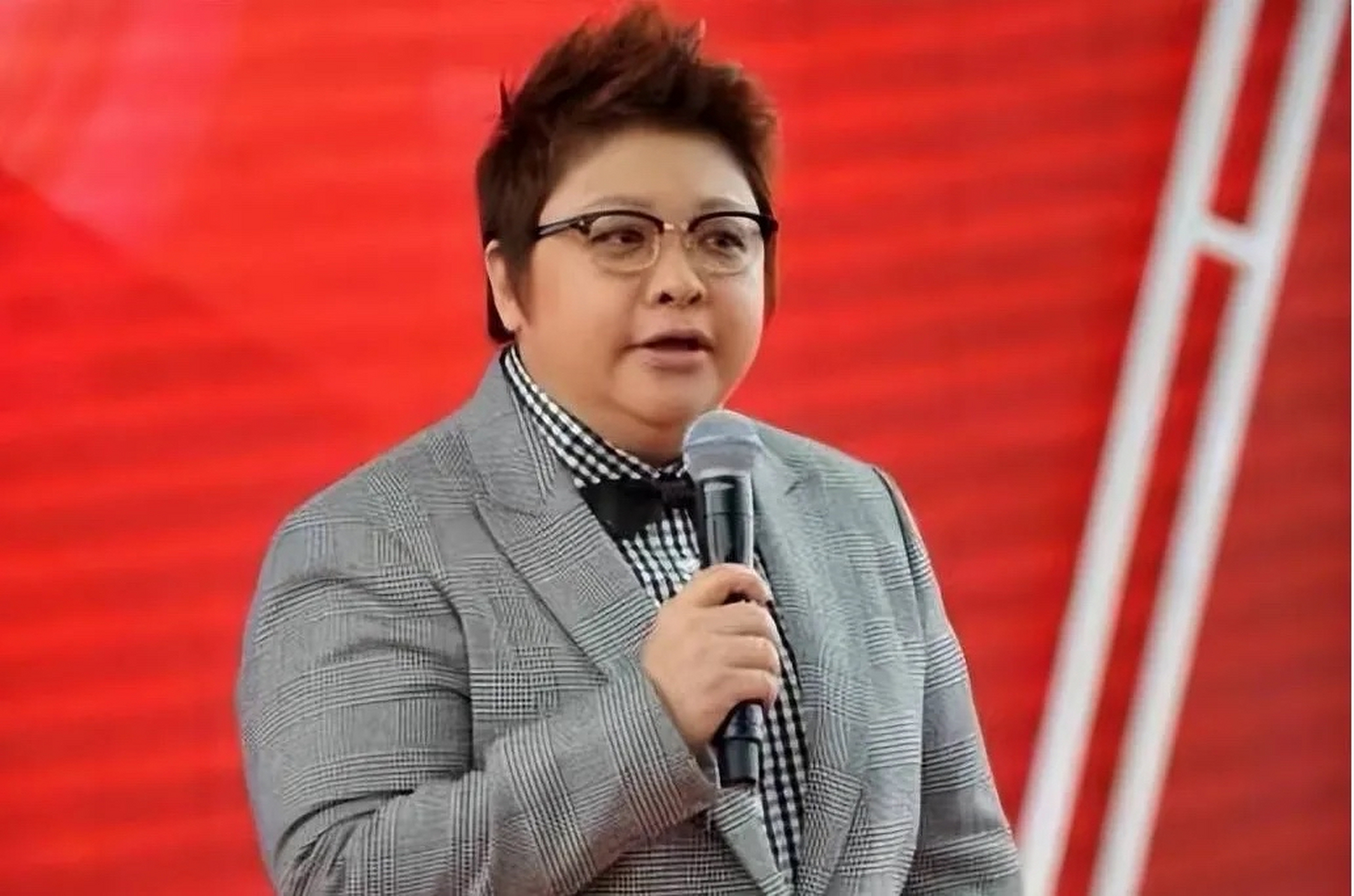 当年,韩红被继父扫地出门:"是我养了你,没有我你早就饿死了.