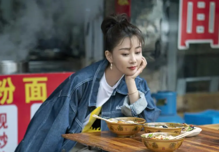 前夫锒铛入狱,与李金羽无疾而终,"水蜜桃"殷桃如今咋样了?