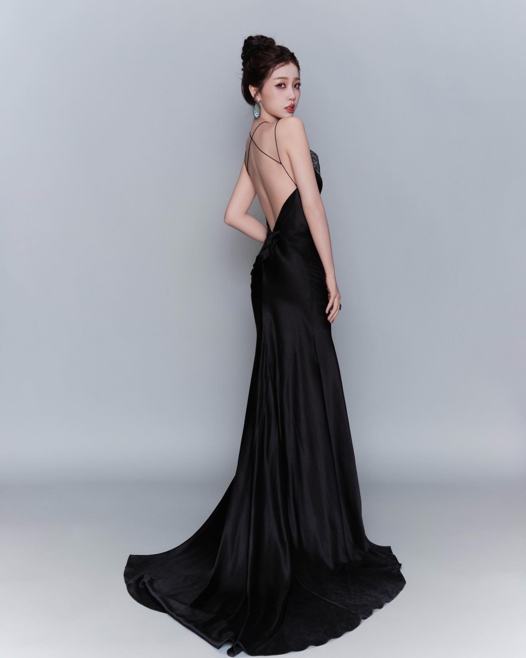 虞书欣:黑色露肩修身晚礼服,带一点蕾丝边,白色的则是大荷叶边袖子