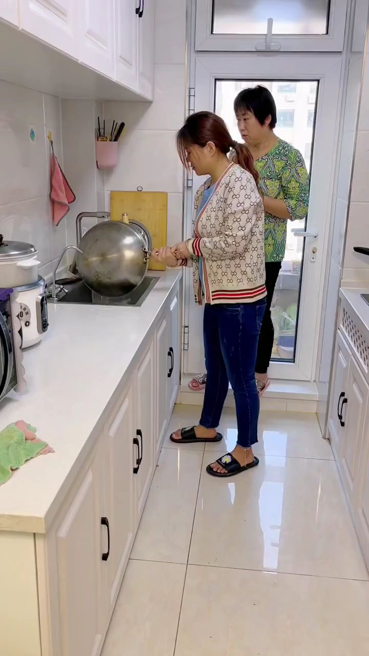 结婚后一直是婆婆做饭,今天婆婆说要手把手教我做菜,我表现的挺好的呀