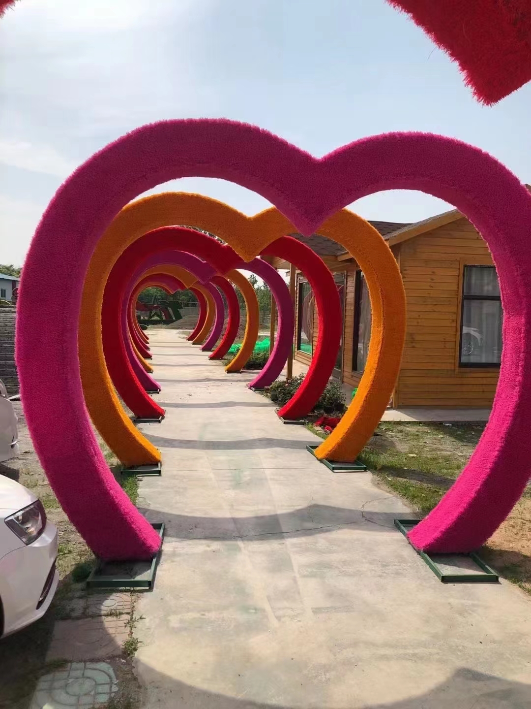 用绿雕做的爱心拱门造型雕塑