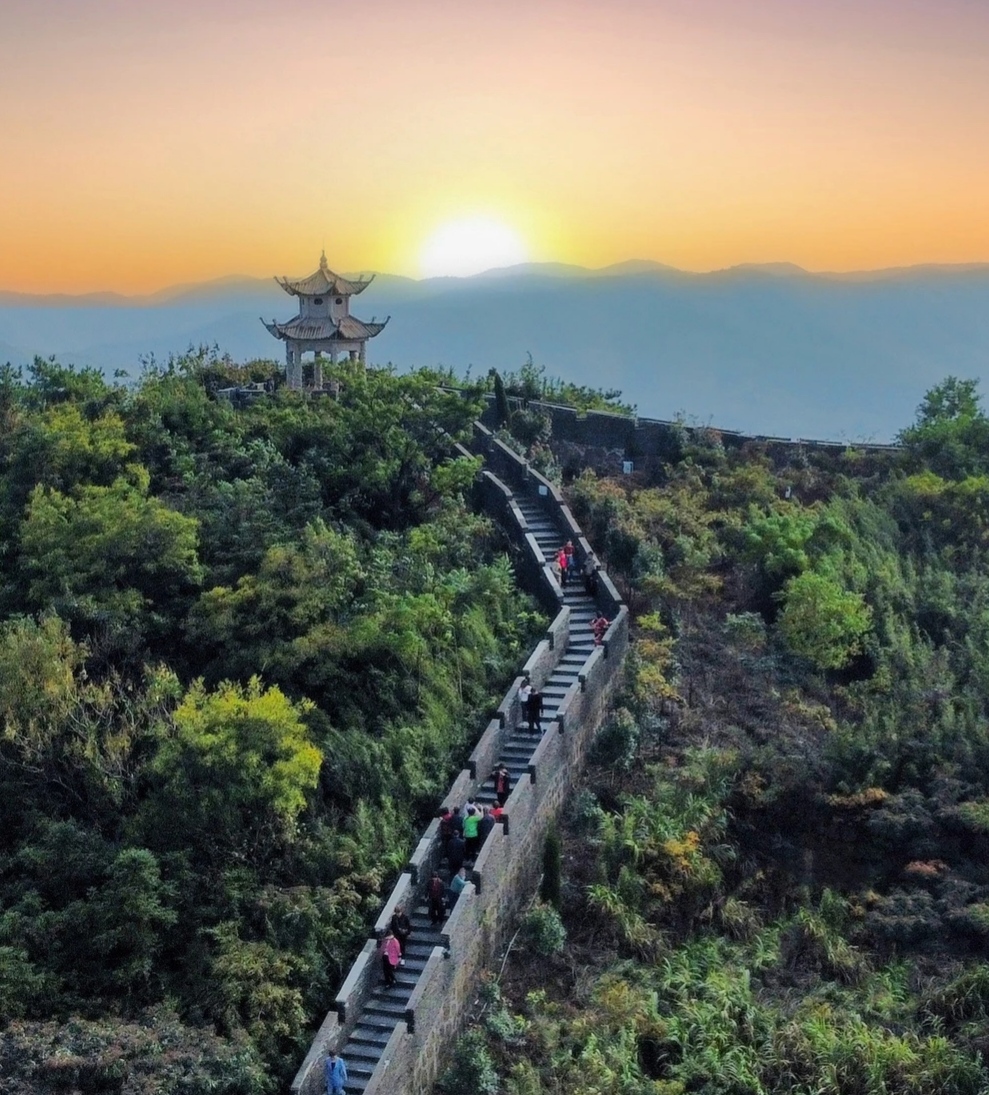 无锡宜兴丁山小长城古老而宏伟的建筑景观