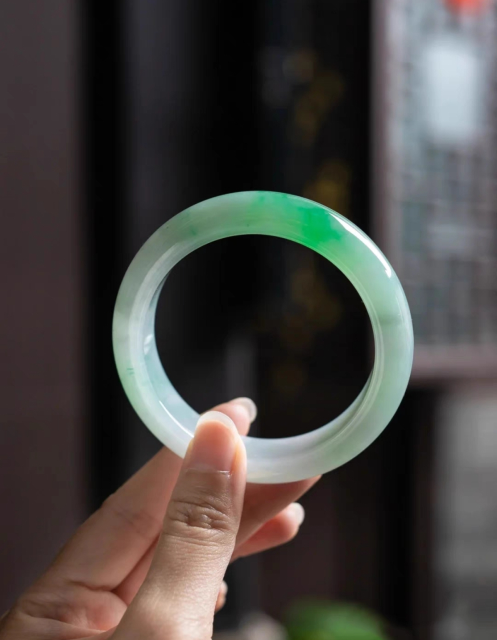 清新秀丽的白底青美镯,水润细腻,饱满清爽,有种雪压青松的意境美断