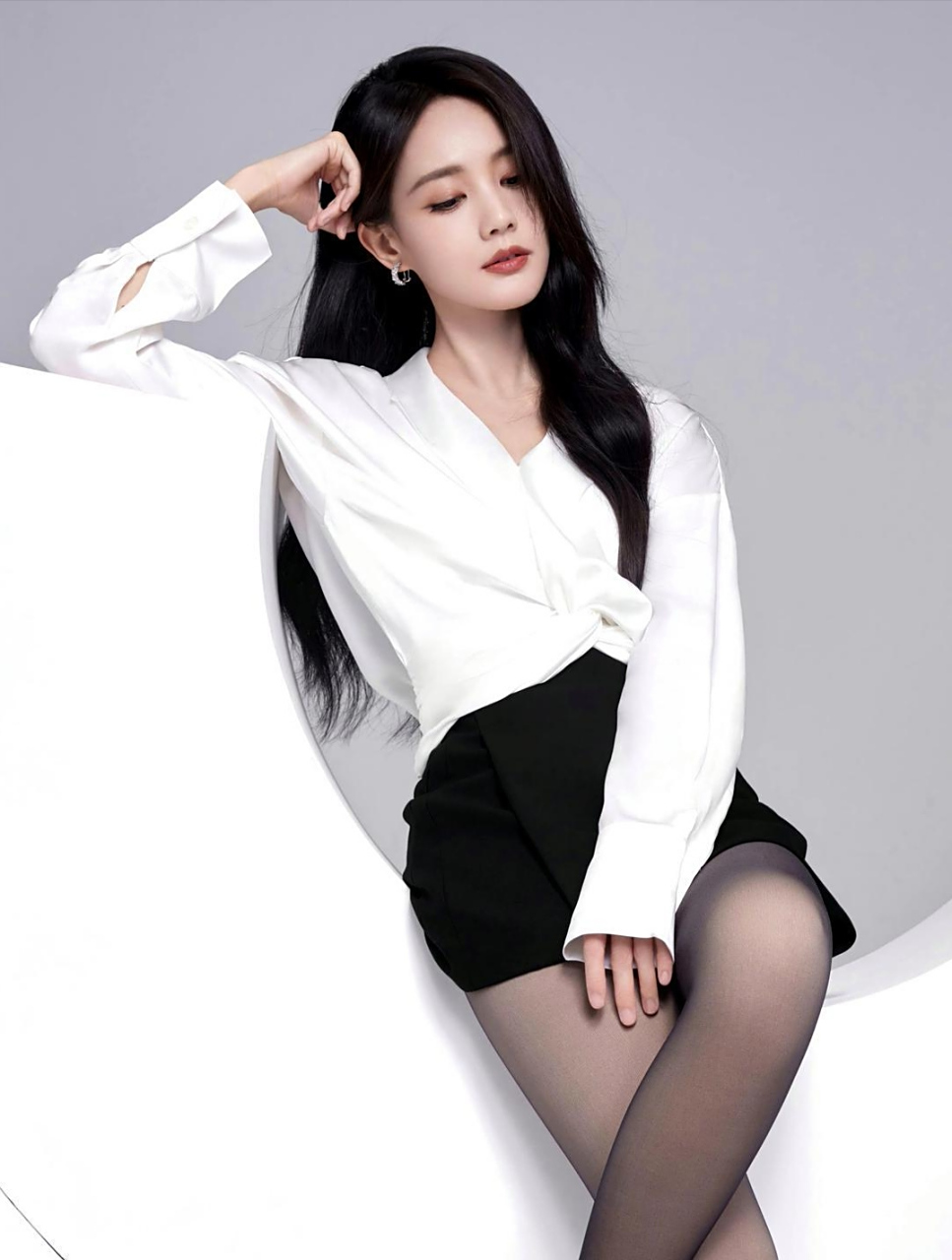 看李一桐温柔甜美乌黑的秀发美丽动人,看她穿着白色衣服配黑短裙,真的