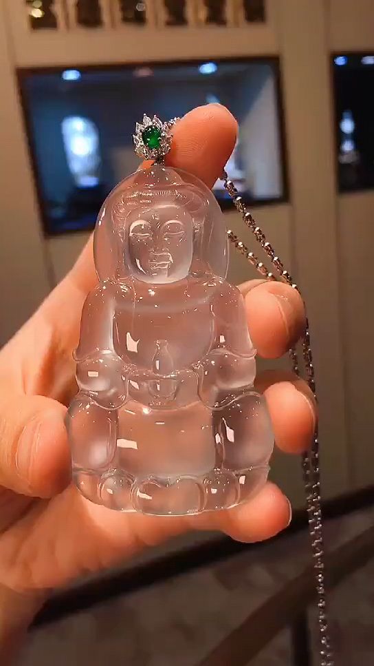 玻璃种翡翠大件观音