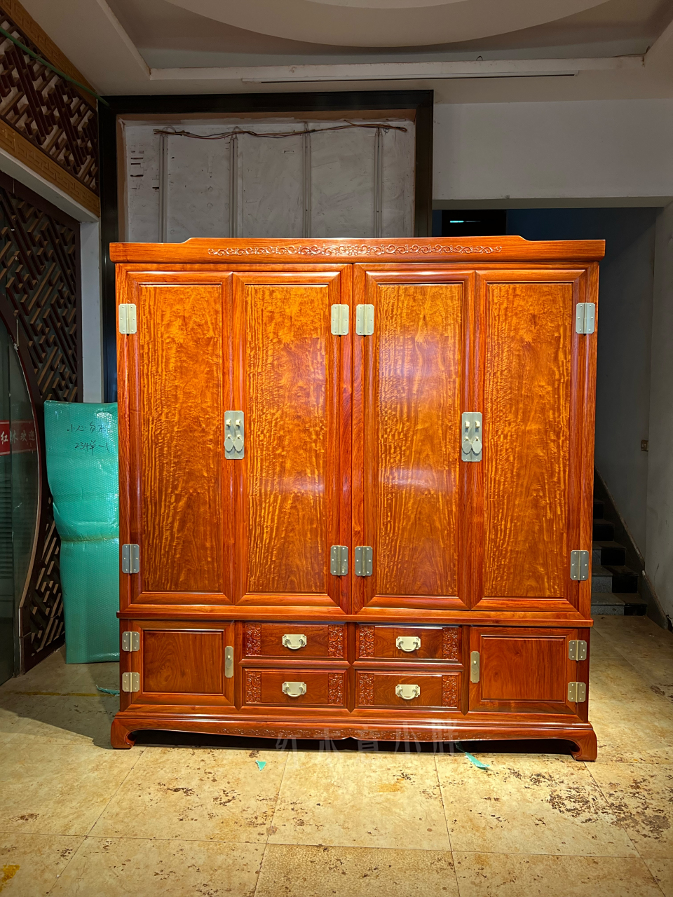 江西朋友定的四门大衣柜出货…  材质:大果紫檀(缅甸花梨)  门板一木