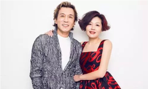 哈文晒李咏生前最后一张照,照片放大后却看哭众人,手势让人心疼