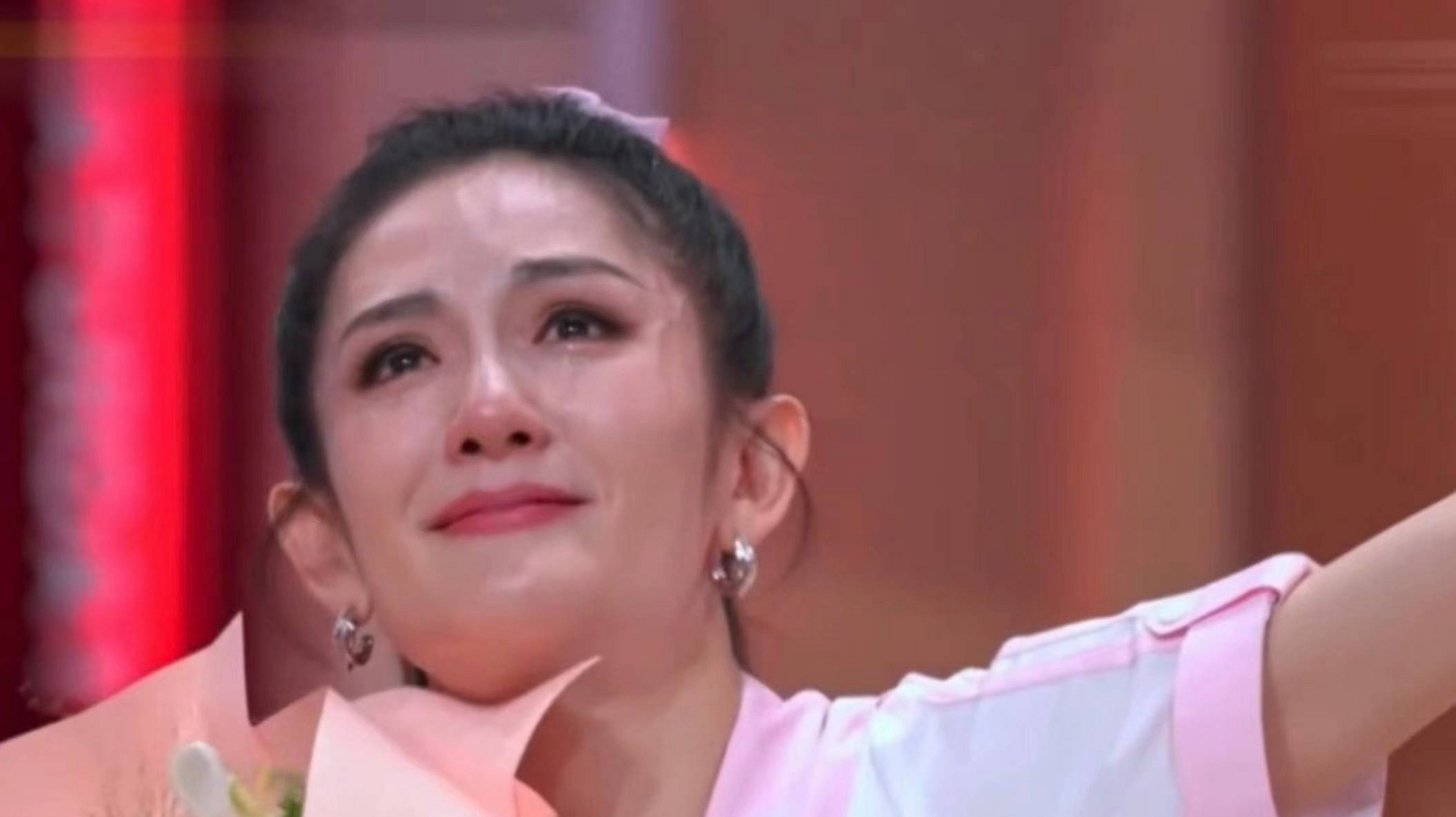 《你好星期六》开播了:谢娜,何炅同框,何炅给谢娜送花,谢娜情绪酉上