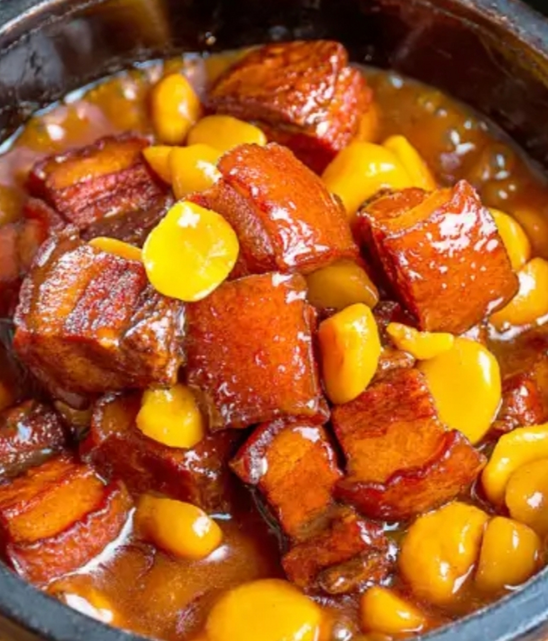 板栗红烧肉  做法:  1:板栗表面划十字刀,放进锅内煮五分钟,煮好后趁