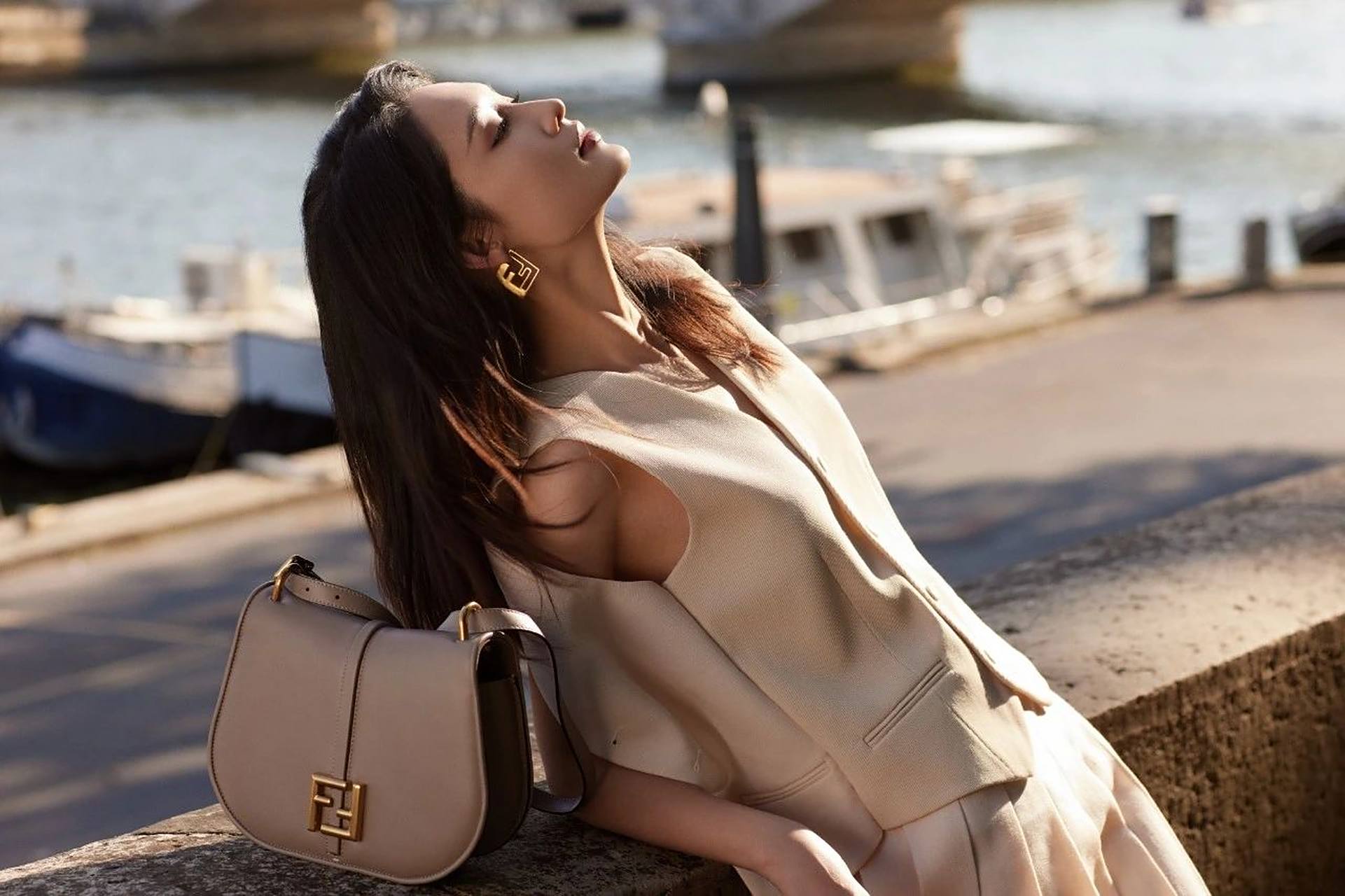 李沁品牌方广告写真. 这身穿搭很有层次感, 戴墨镜更增加了酷感.