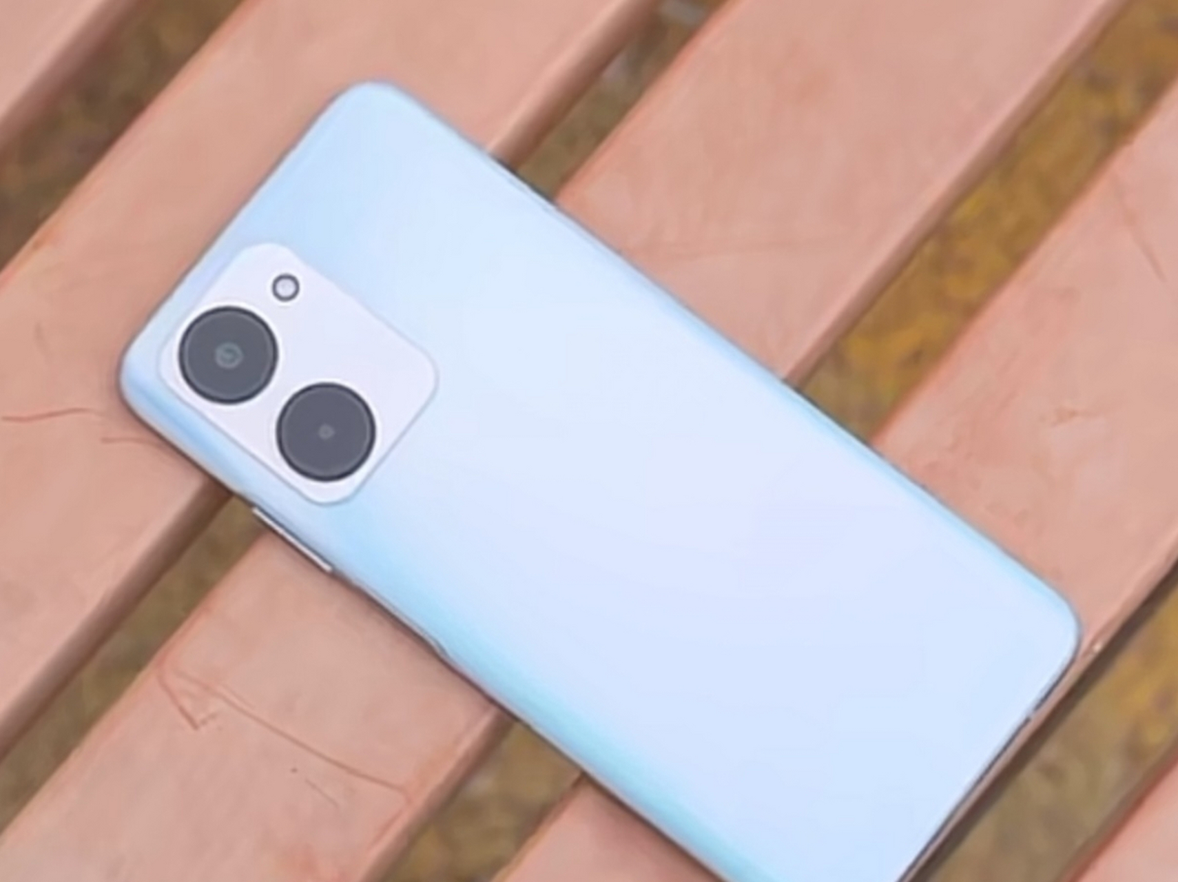 95荣耀play7t是一款受欢迎的手机,它配备了6000mah大容量电池,使其