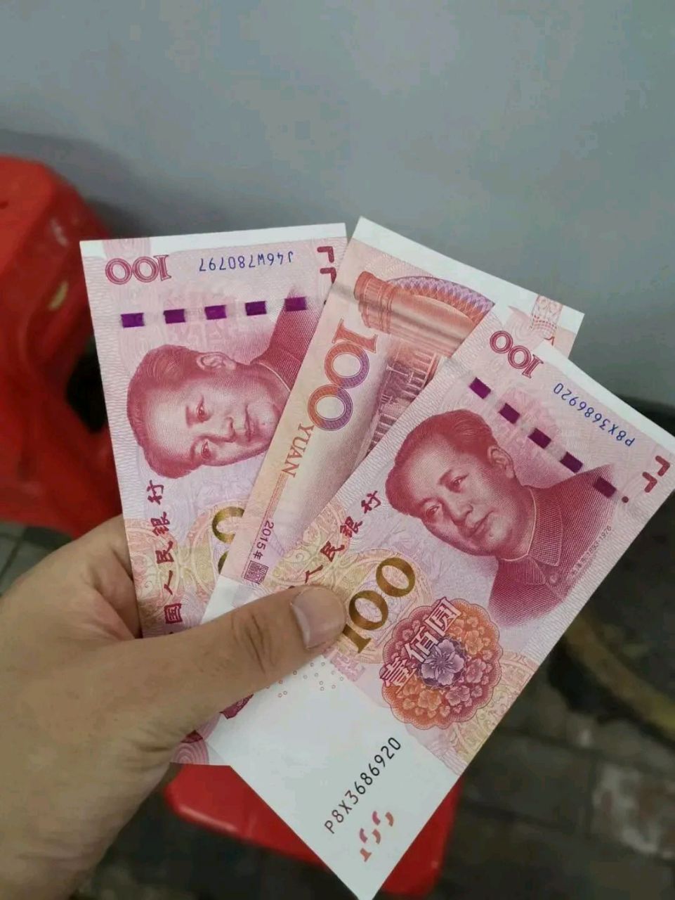 前两天我给一个顾客拿了300元钱的食品,但那个人没有给我钱.