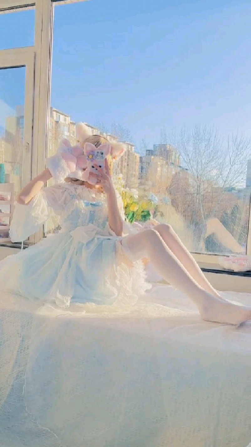 谁会不喜欢这样一只可爱的"白丝"小猫娘呢?