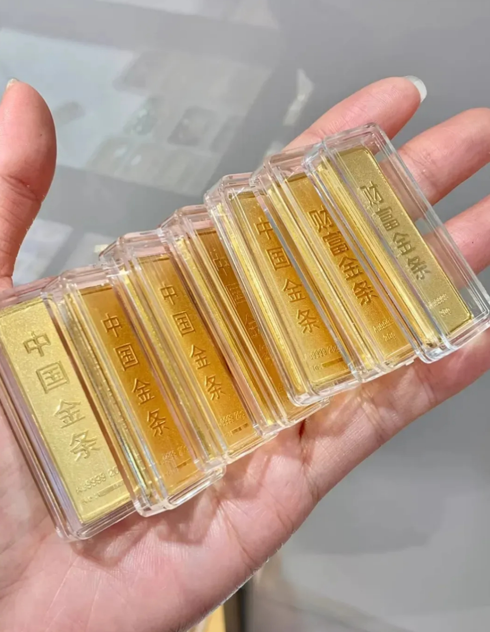 90后存的小金条 67我从儿子出生的那一年,就每年买一根金条,今年是