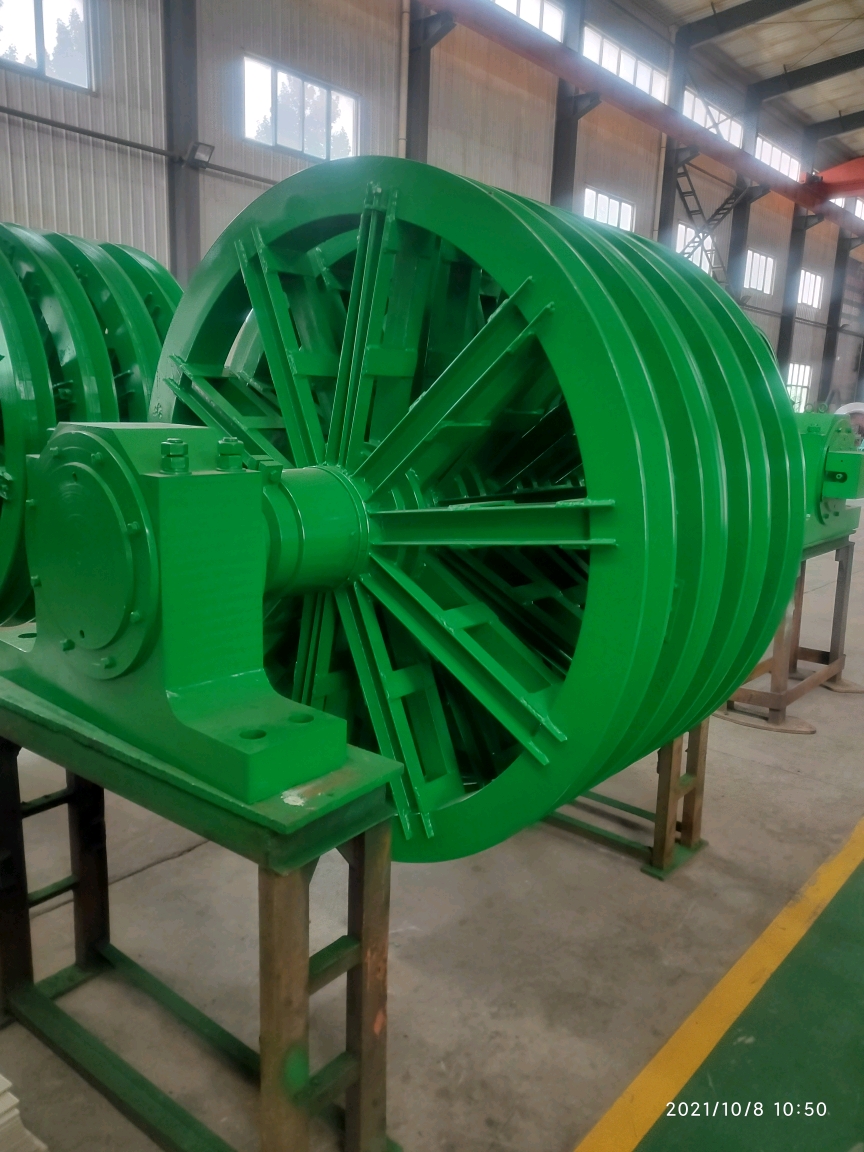 矿用提升机主要由滚筒,减速机,电机,液压站,变频电控组成