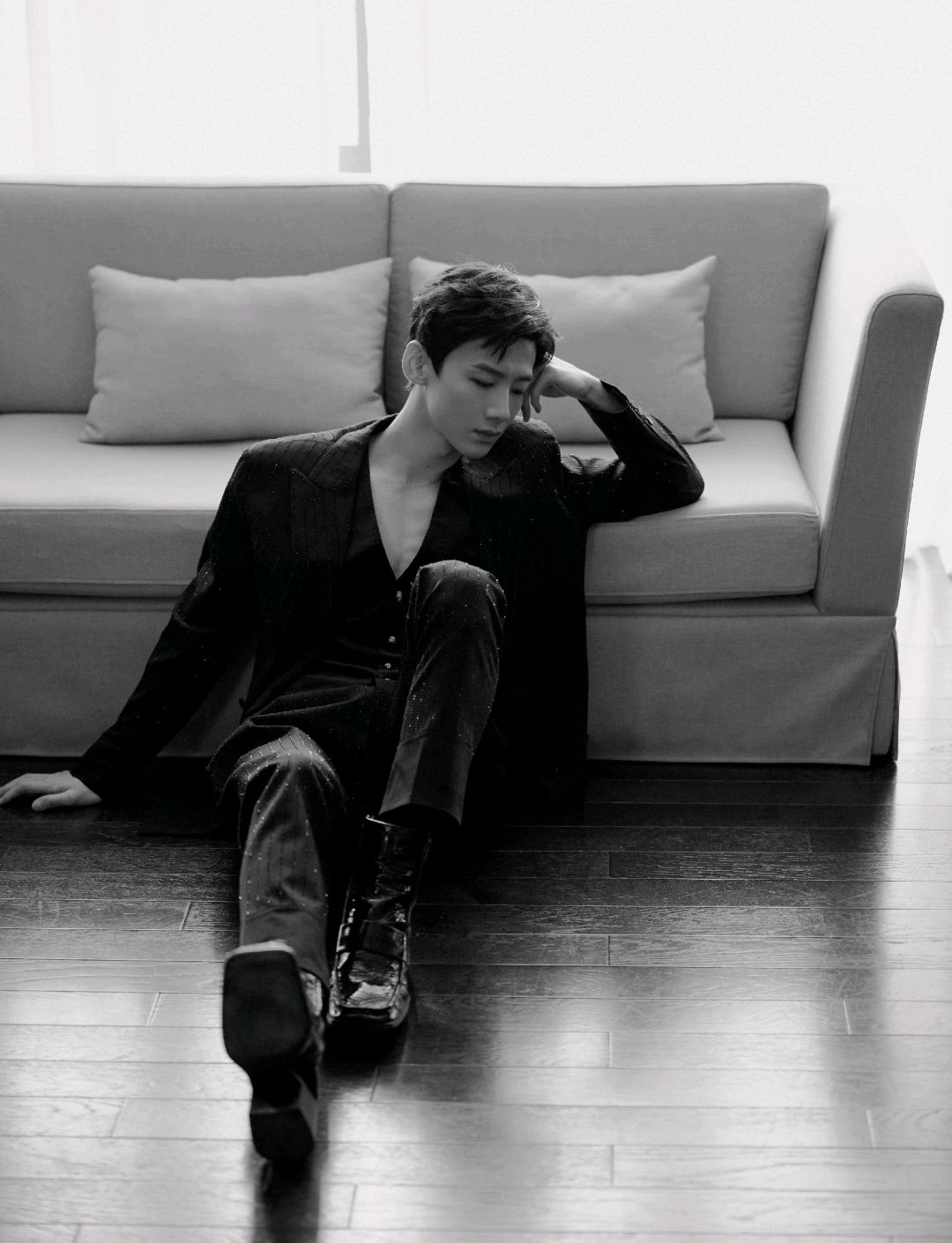 白敬亭极简黑西装,舞台感更是十足