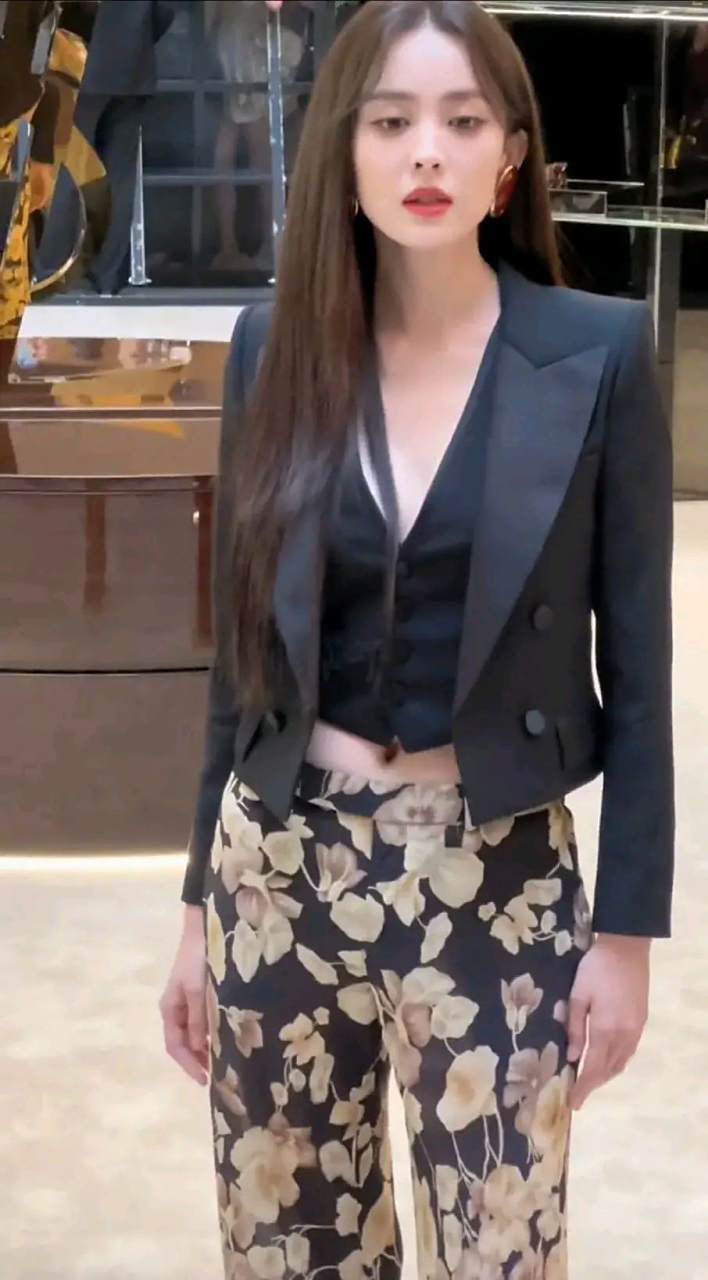 近日,古力娜扎出席活动穿露脐装,被网友吐槽肚脐眼真大!